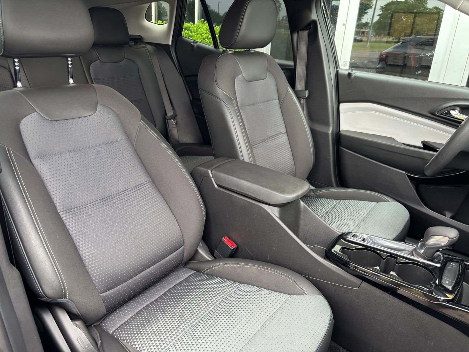 Used 2025 Chevrolet Trax LT FWD image 35