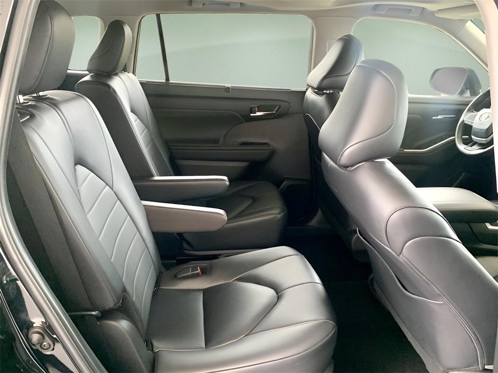 Used 2024 Toyota Highlander XLE image 28