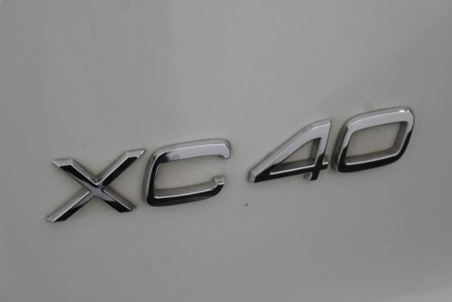 Used 2019 Volvo XC40 T4 R-Design FWD image 7