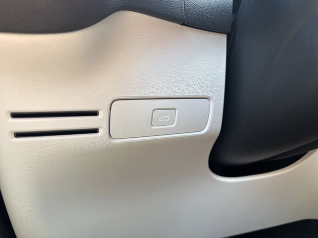 Certified 2023 Volvo XC40 B5 Plus w/ Climate Package AWD/4WD image 29