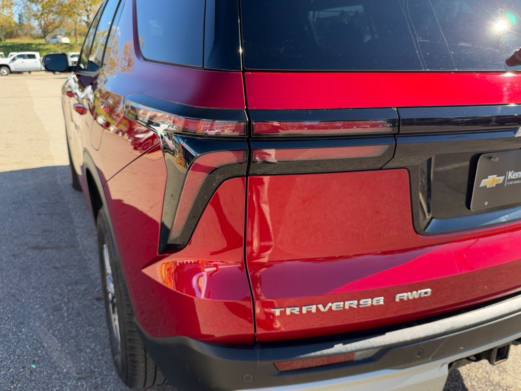 Used 2024 Chevrolet Traverse LT w/ Trailering Package AWD/4WD image 30