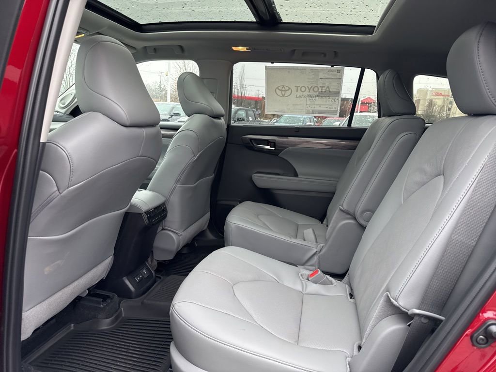 New 2026 Toyota Highlander Platinum image 18