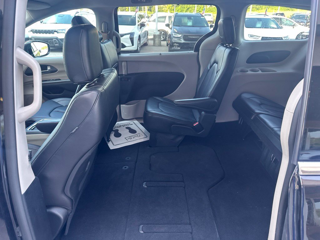 Used 2024 Chrysler Pacifica Touring-L FWD image 10