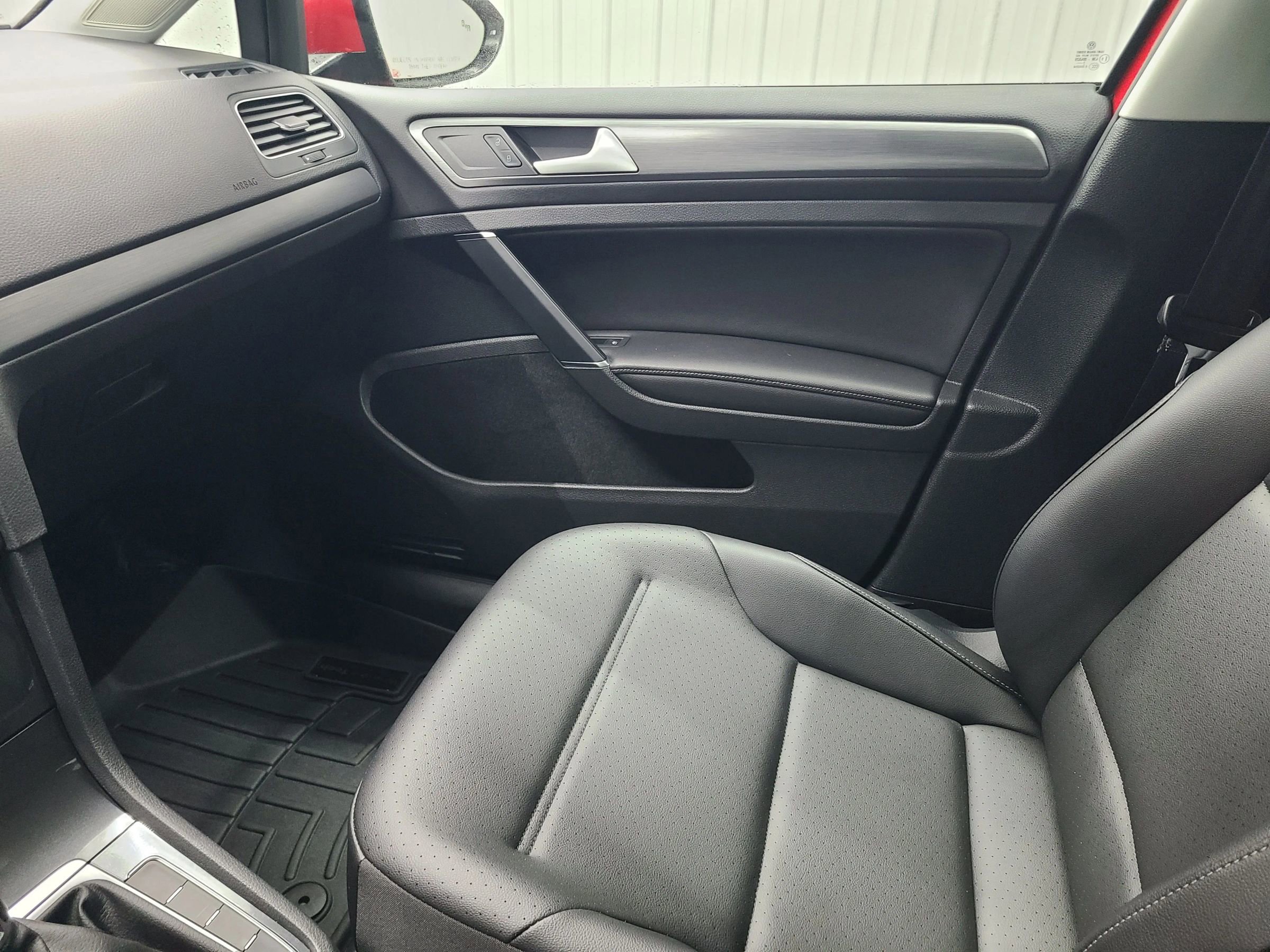 Used 2018 Volkswagen Golf SE image 25