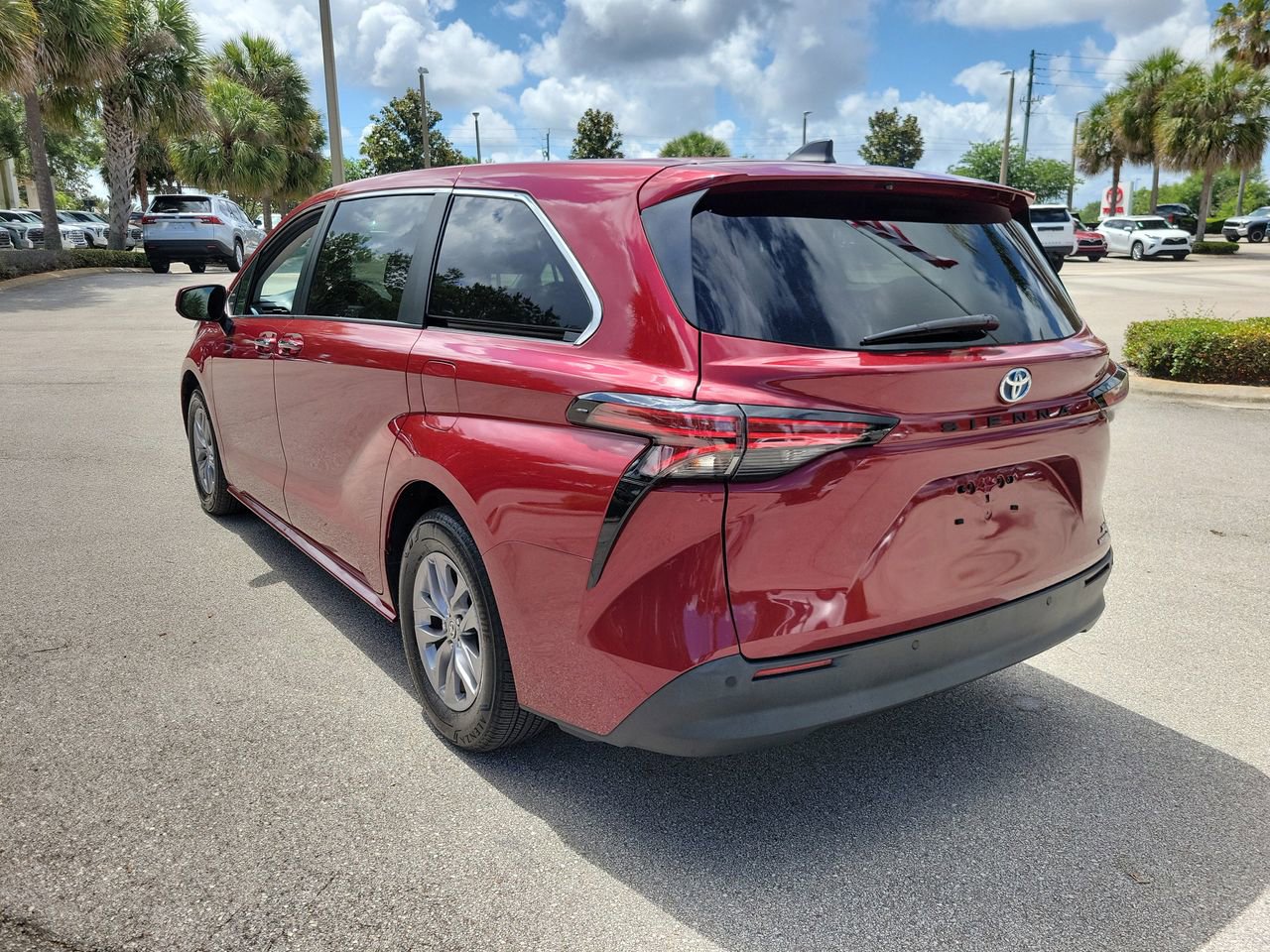 Used 2022 Toyota Sienna XLE FWD image 4