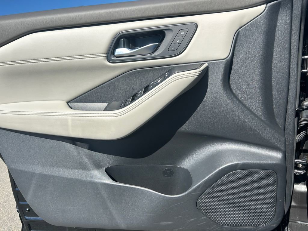 Used 2023 Nissan Rogue SL w/ SL Premium Package image 22