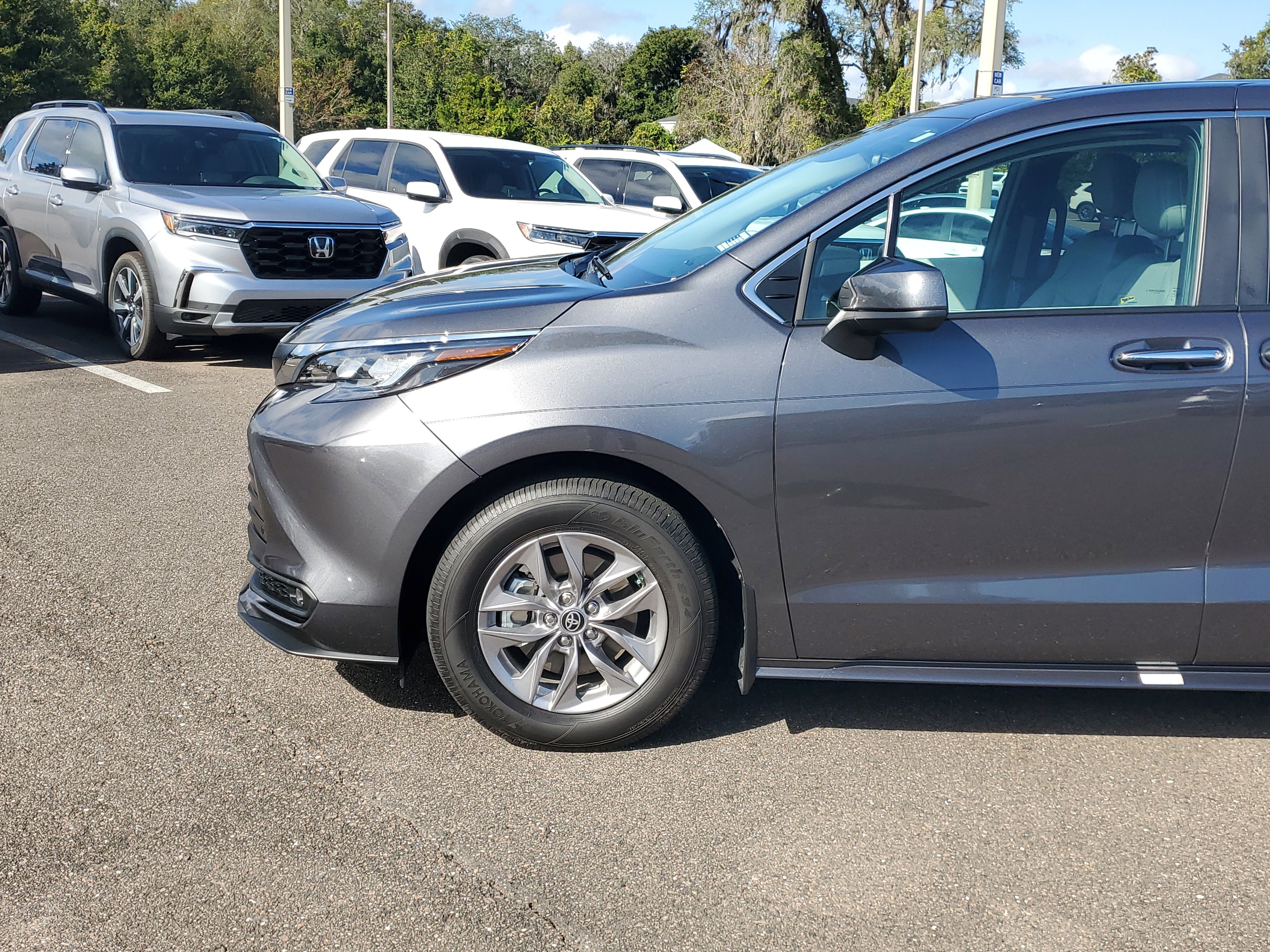 Used 2025 Toyota Sienna XLE image 11