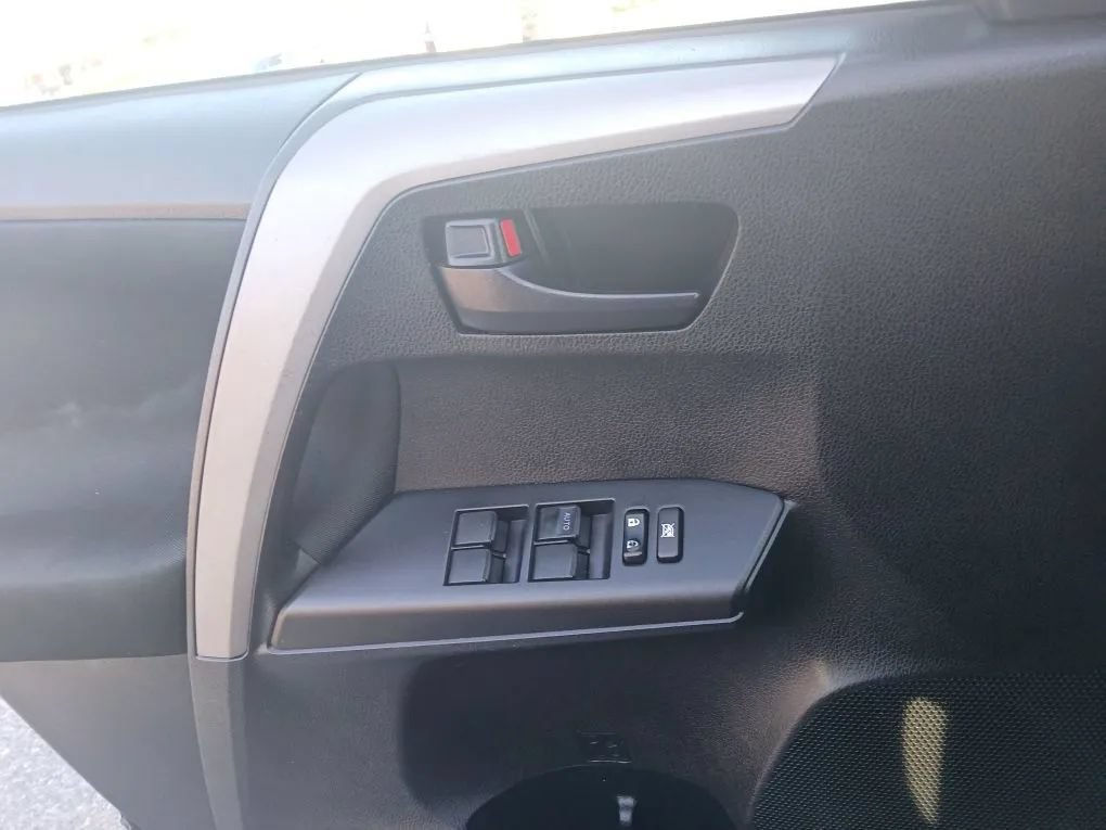 Used 2016 Toyota RAV4 LE FWD image 17