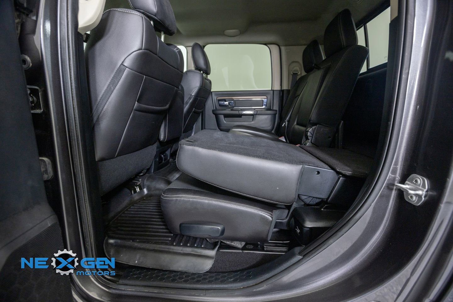 Used 2016 RAM 2500 Laramie w/ Sport Appearance Group AWD/4WD image 28