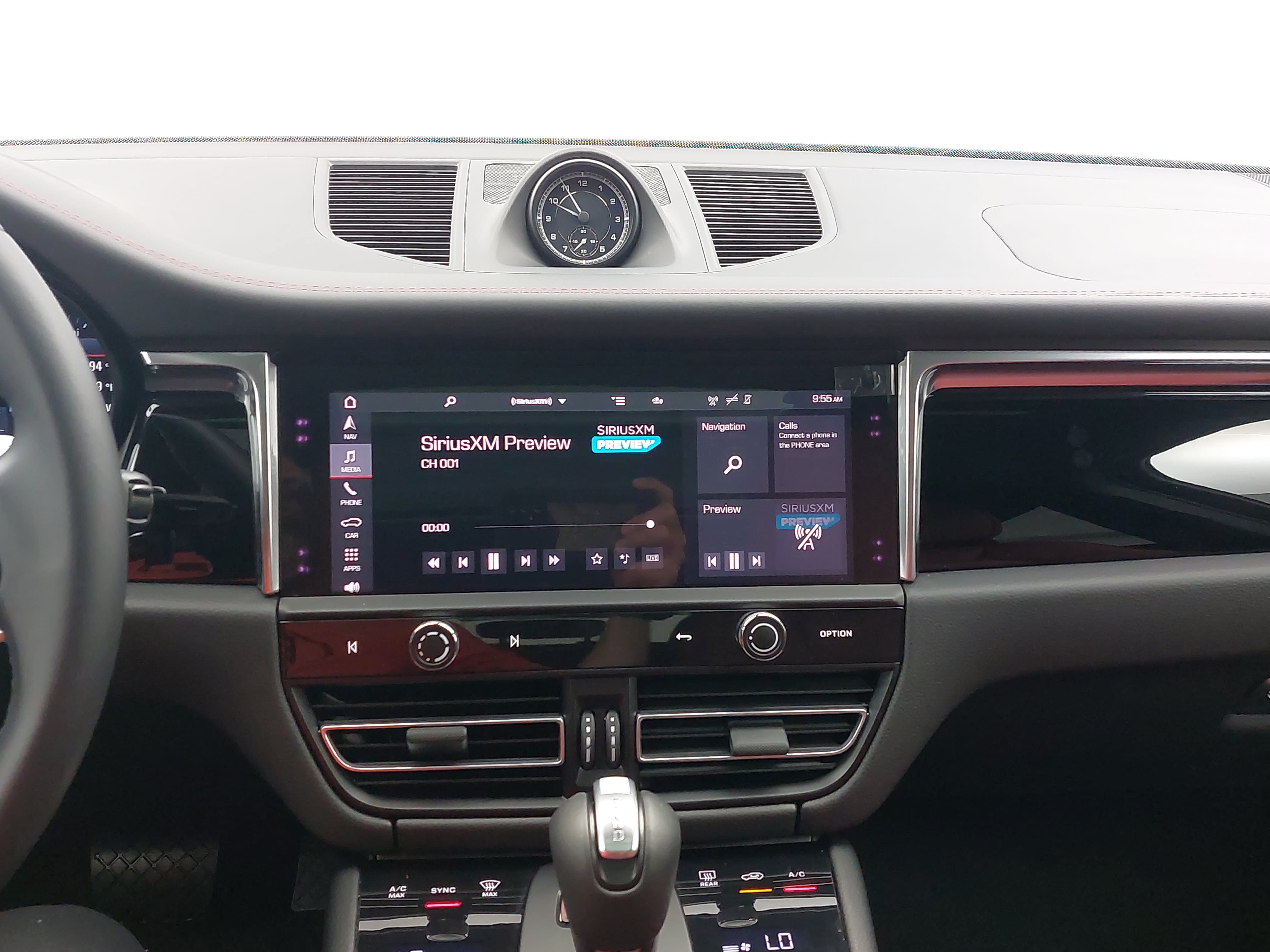 Certified 2025 Porsche Macan AWD/4WD image 22