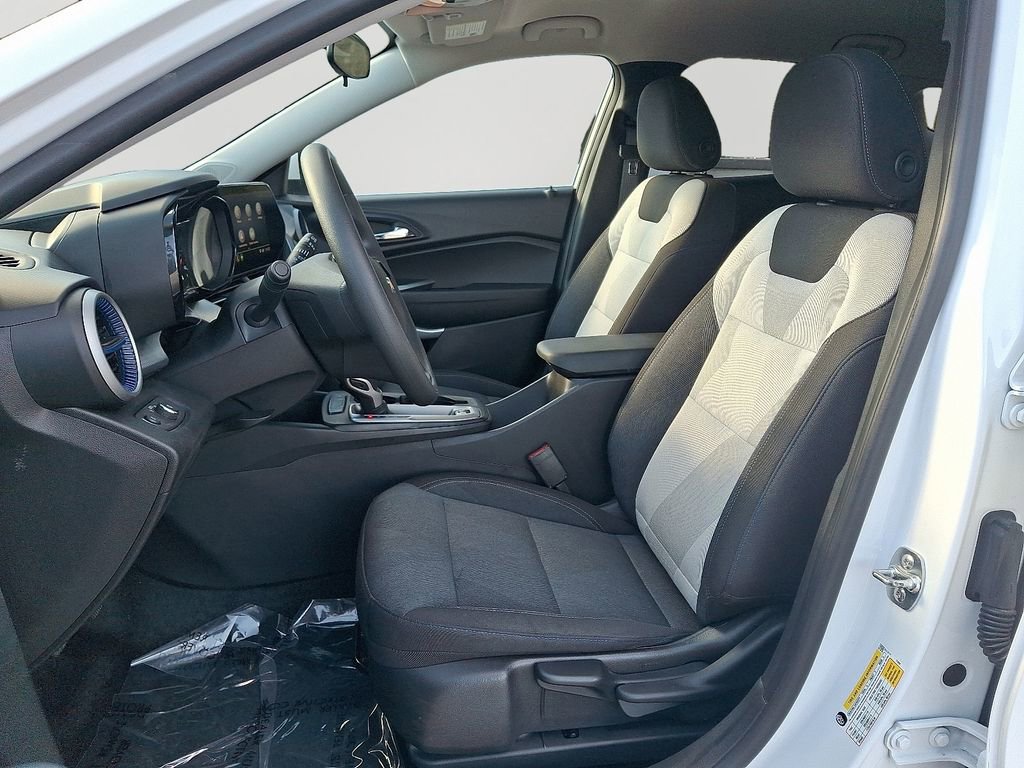 Used 2025 Chevrolet Trax LS w/ LS Convenience Package image 13