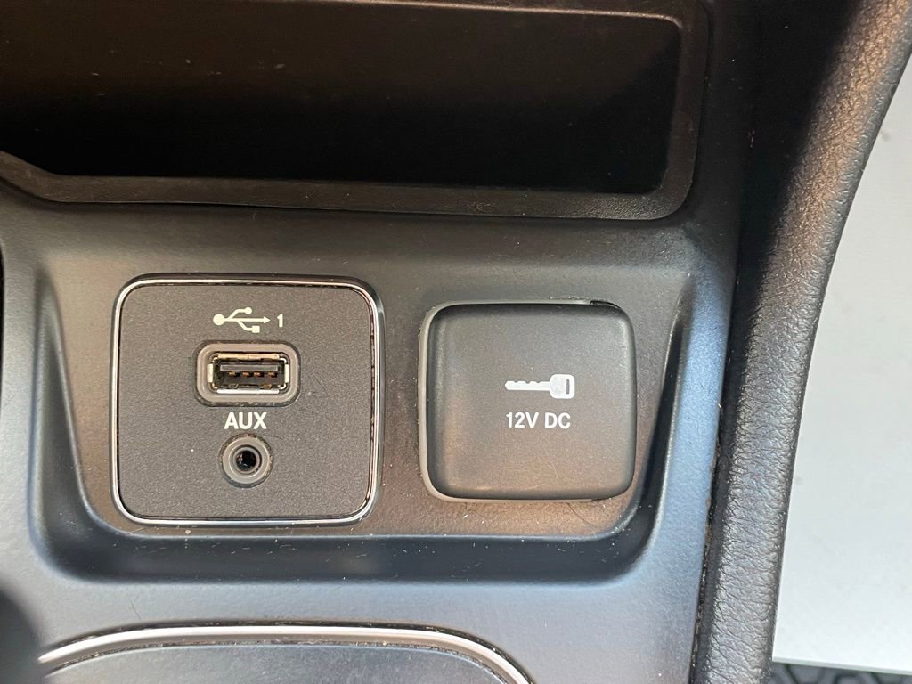 Used 2019 Jeep Cherokee Latitude Plus w/ Cold Weather Group AWD/4WD image 35