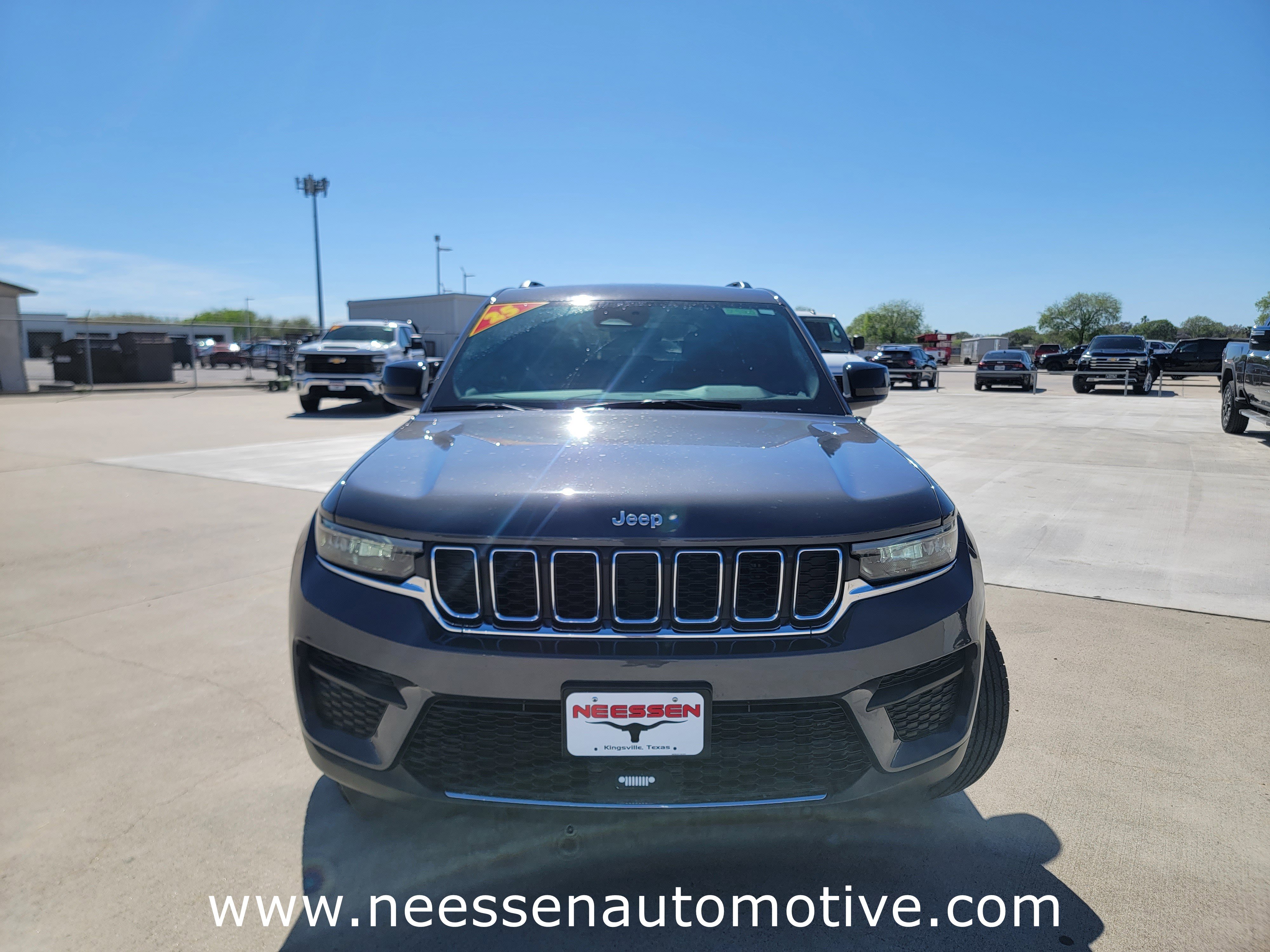 Used 2025 Jeep Grand Cherokee Laredo image 2