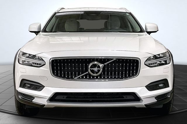 Certified 2025 Volvo V90 B6 Cross Country Plus AWD/4WD image 4