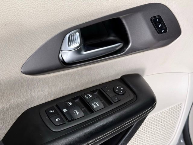 Used 2022 Chrysler Pacifica Touring-L image 4