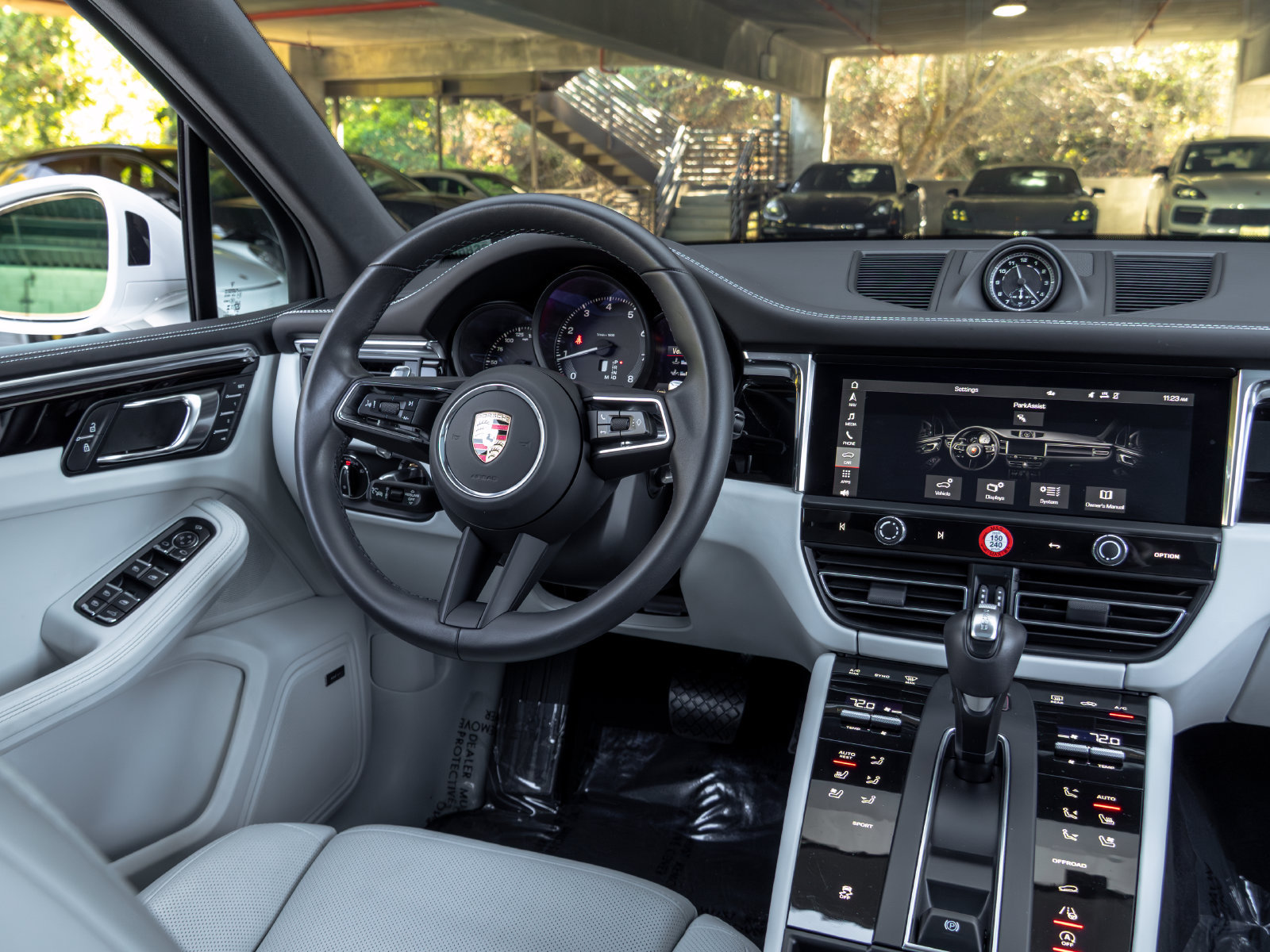 Certified 2025 Porsche Macan AWD/4WD image 39