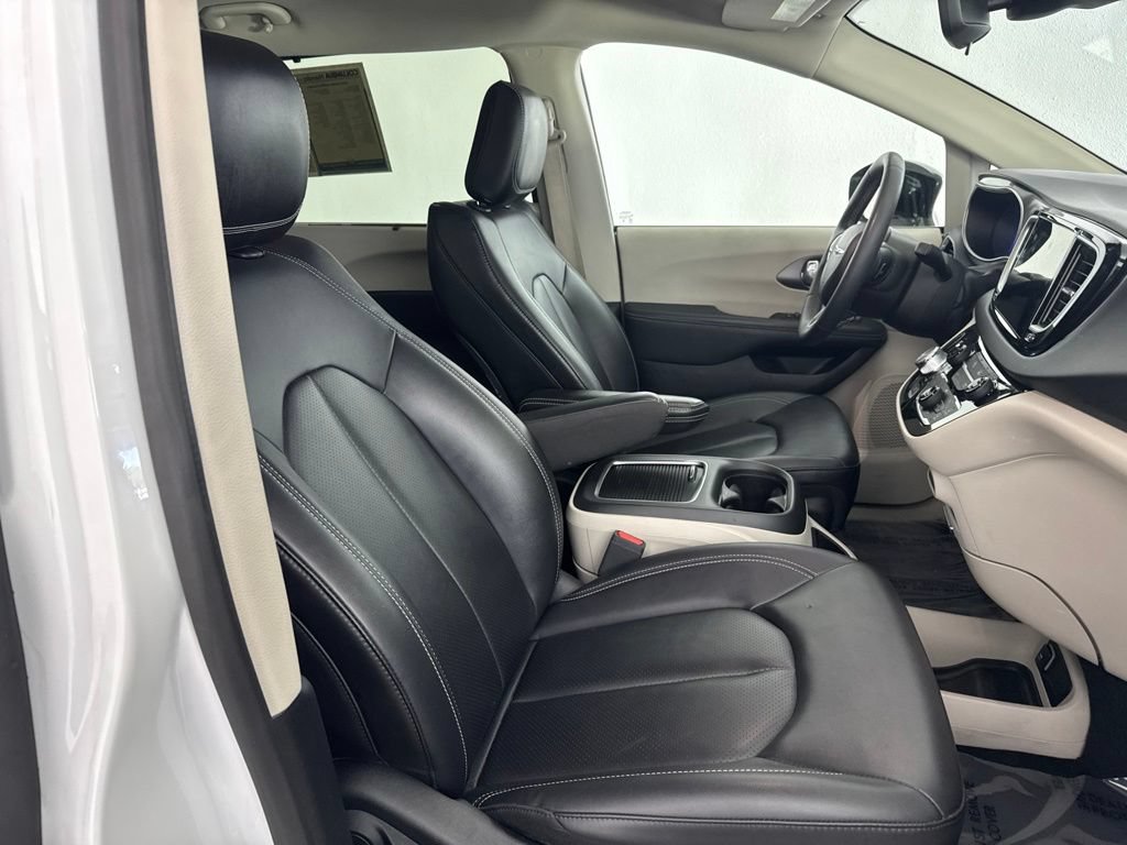 Used 2024 Chrysler Pacifica Touring-L FWD image 22