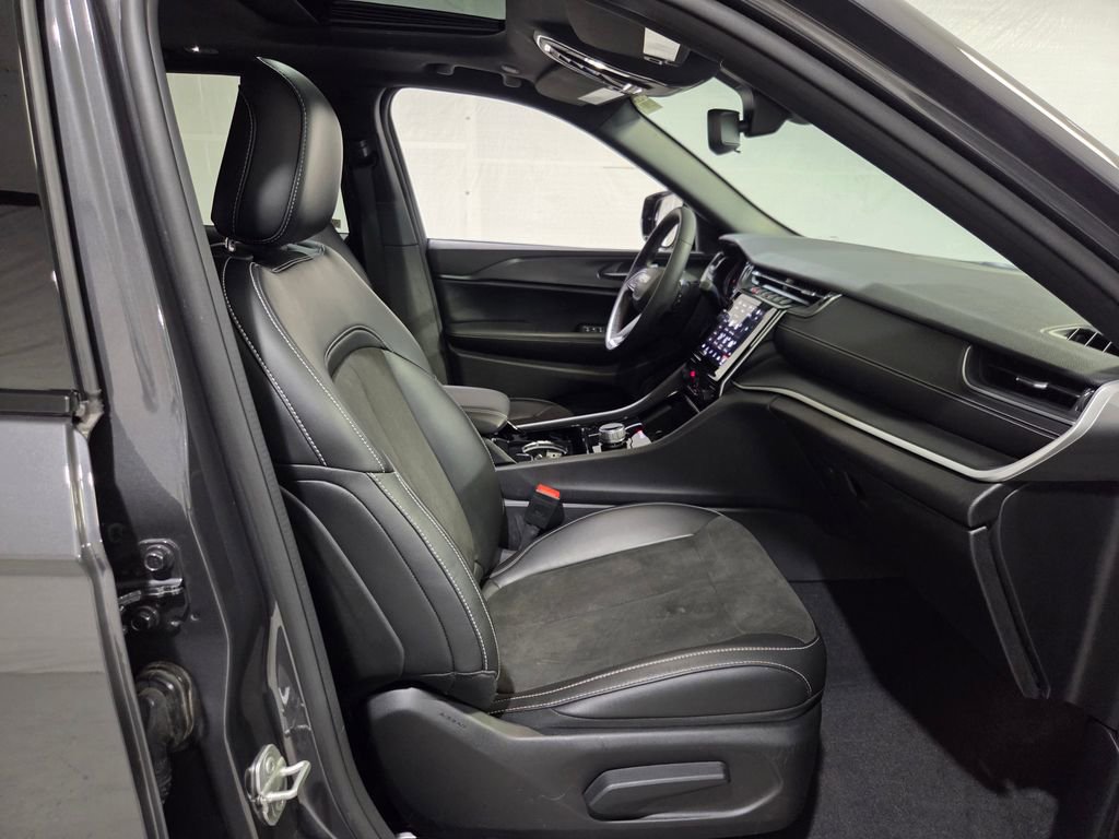 Used 2023 Jeep Grand Cherokee Altitude AWD/4WD image 16