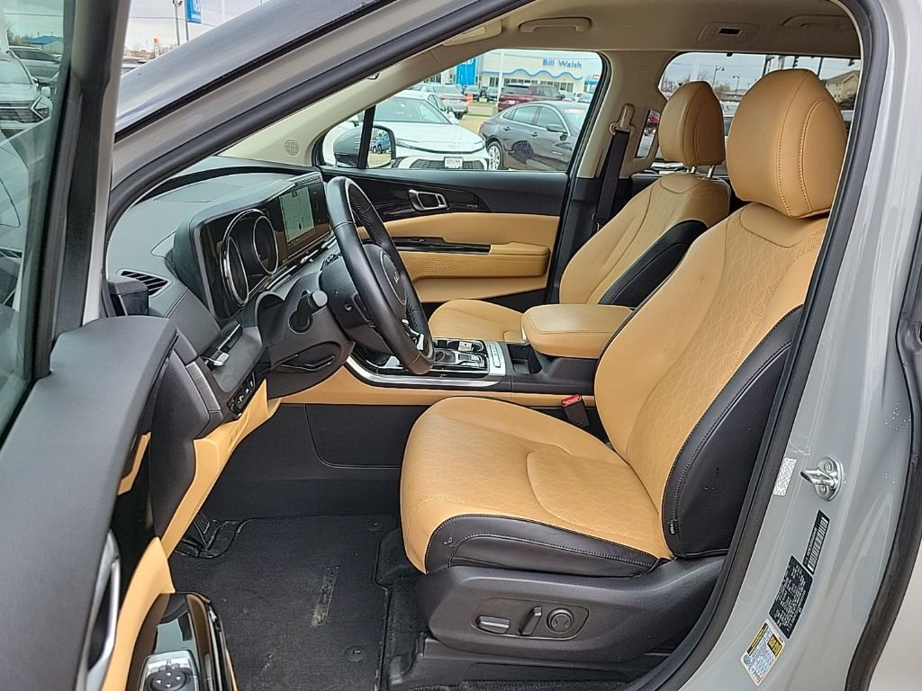 Used 2024 Kia Carnival EX image 8
