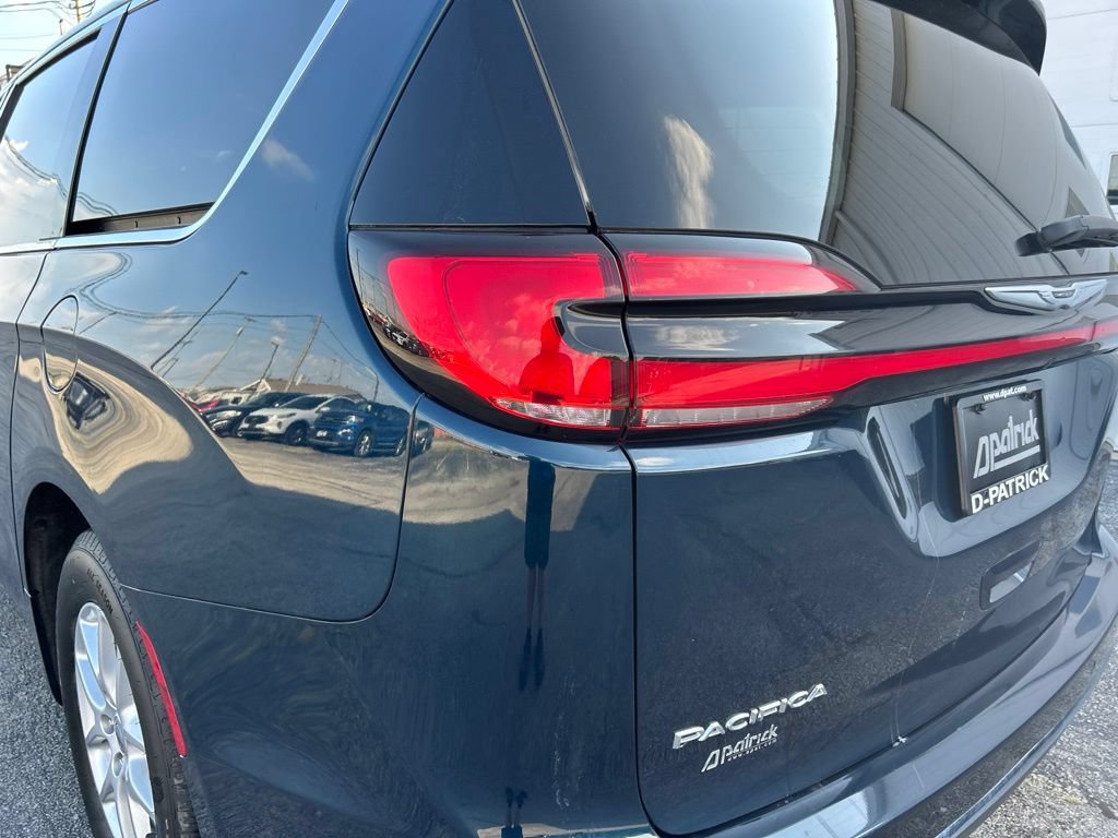 Used 2025 Chrysler Pacifica Select FWD image 9