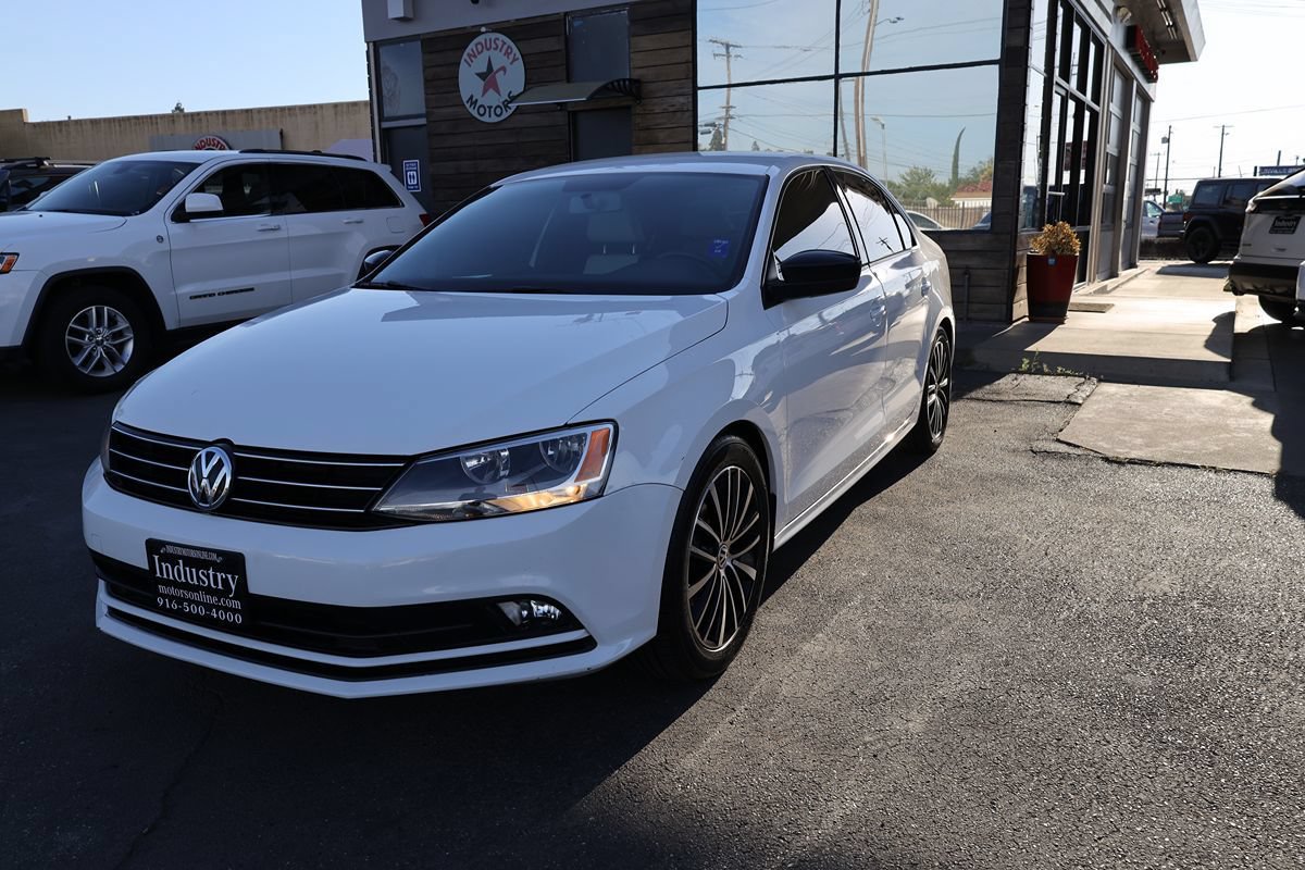 Used 2016 Volkswagen Jetta Sport FWD image 2