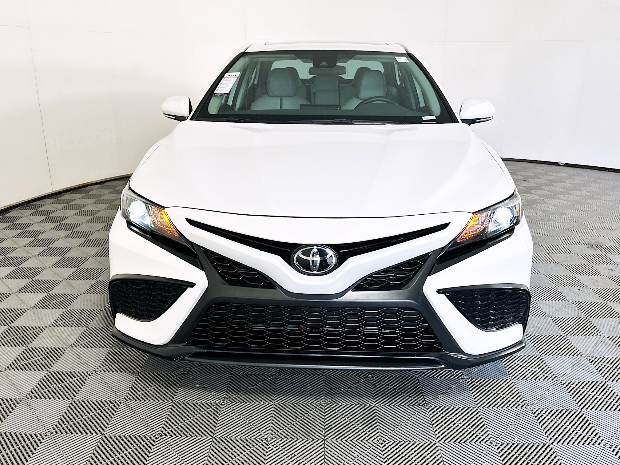 Used 2023 Toyota Camry SE FWD image 8