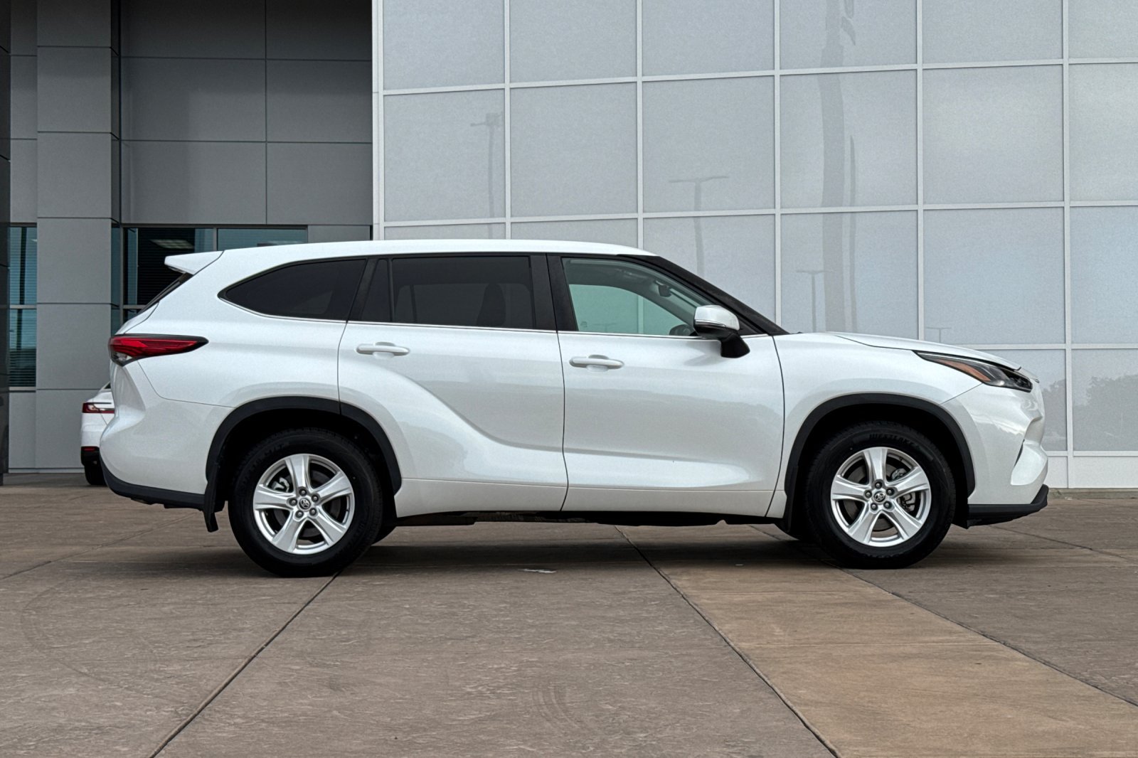 Certified 2023 Toyota Highlander LE AWD/4WD image 3
