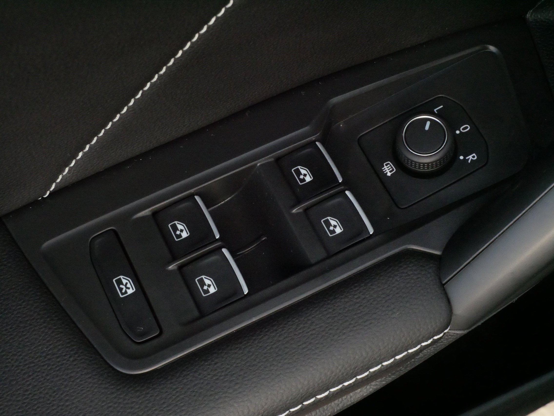 Certified 2024 Volkswagen Tiguan SE R-Line image 19