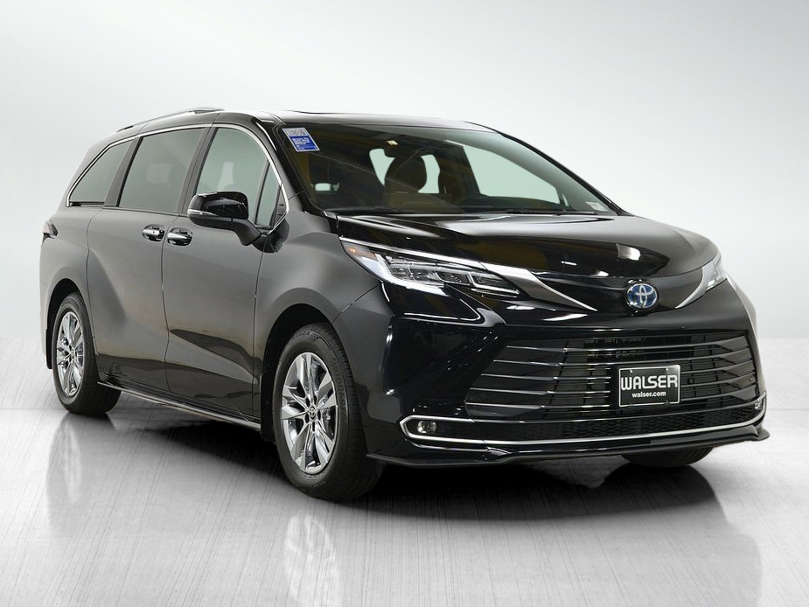 Used 2025 Toyota Sienna Limited image 7