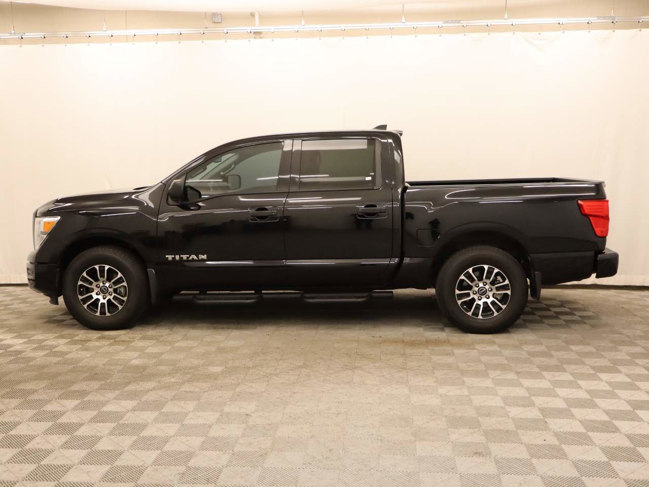 Used 2024 Nissan Titan SV w/ SV Convenience Package image 2