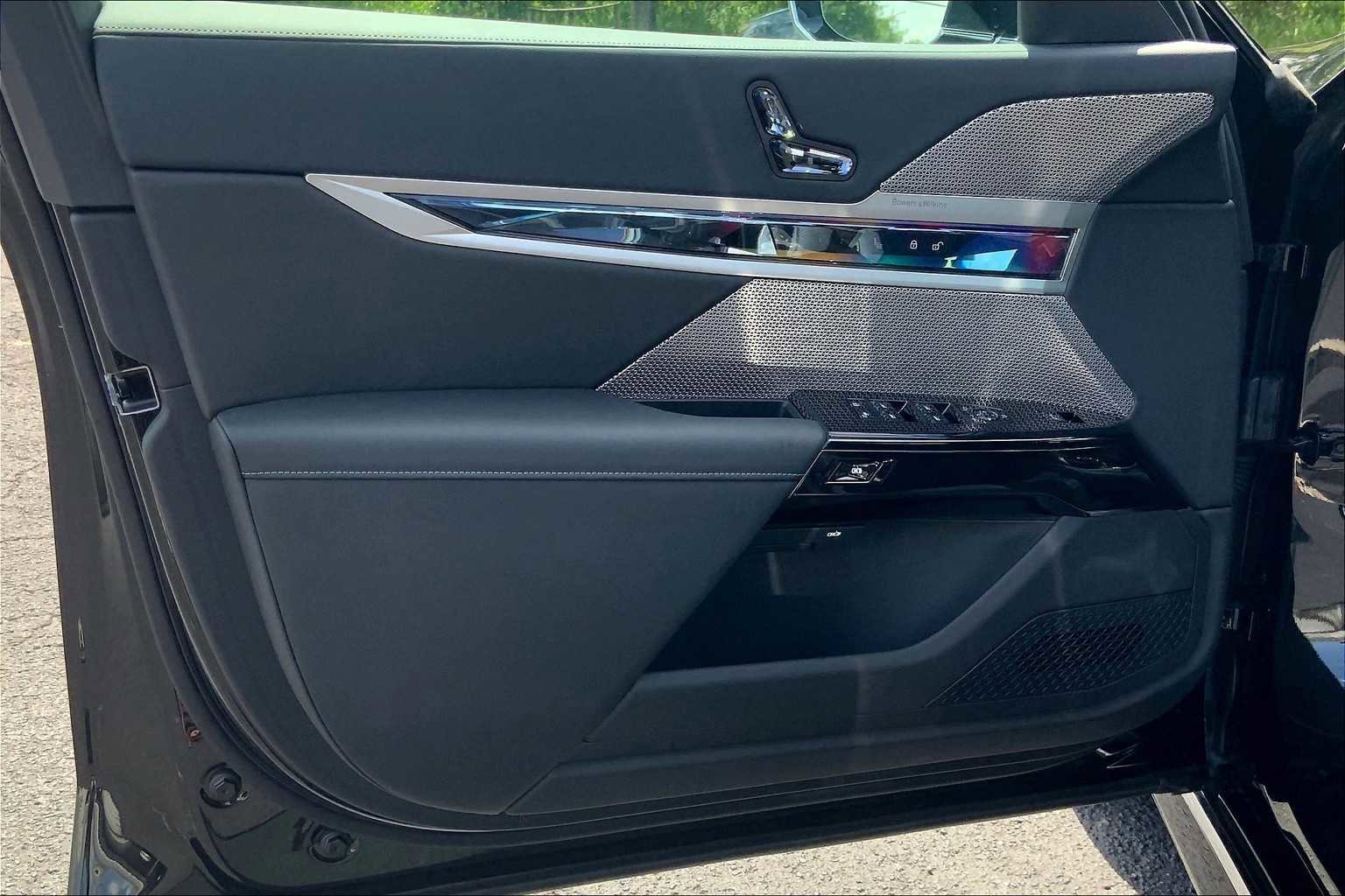 Certified 2025 BMW i7 eDrive50 w/ Premium Package image 10