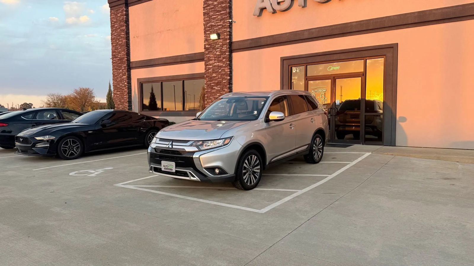 Used 2020 Mitsubishi Outlander SE image 2