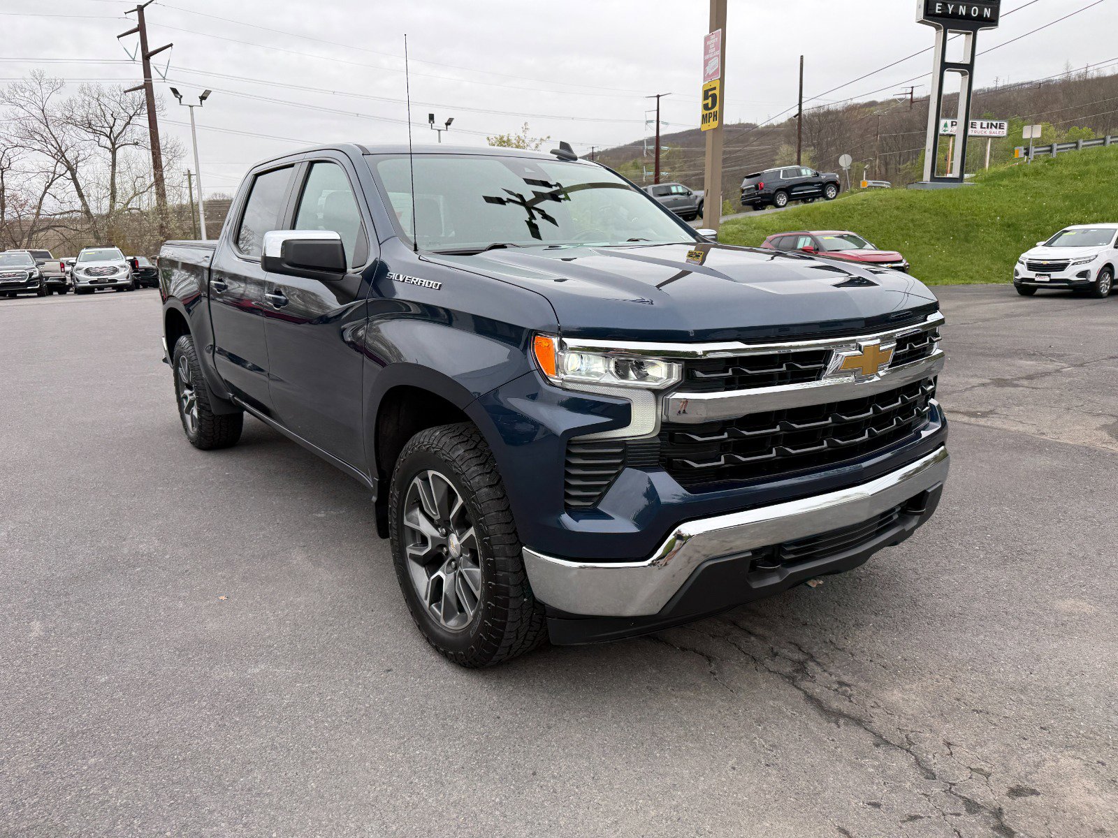Used 2022 Chevrolet Silverado 1500 LT AWD/4WD image 7