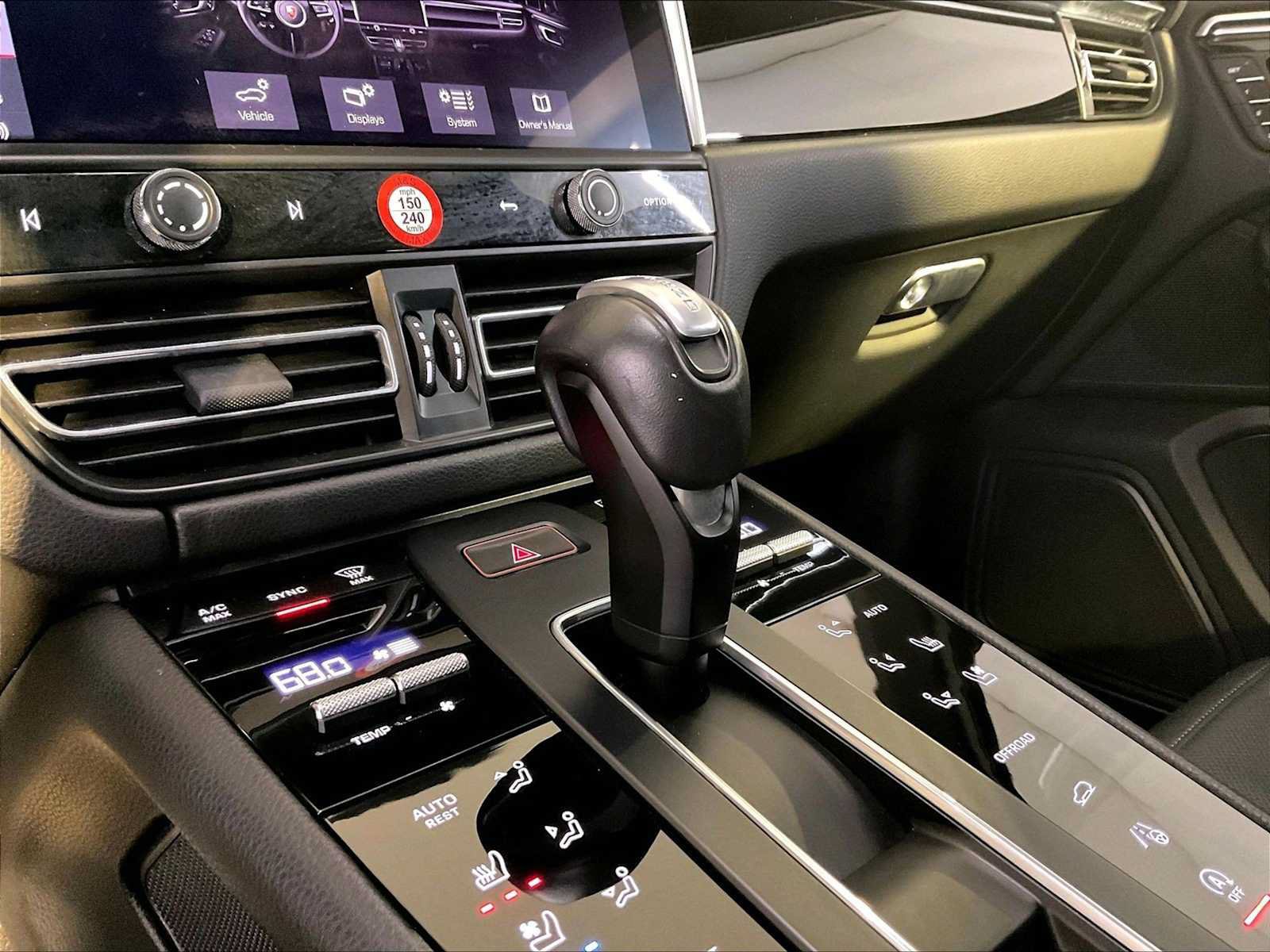 Certified 2023 Porsche Macan AWD/4WD image 17