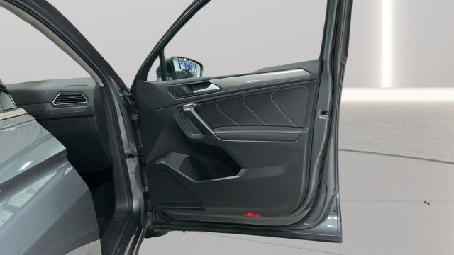 Used 2024 Volkswagen Tiguan SE w/ Panoramic Sunroof Package AWD/4WD image 35