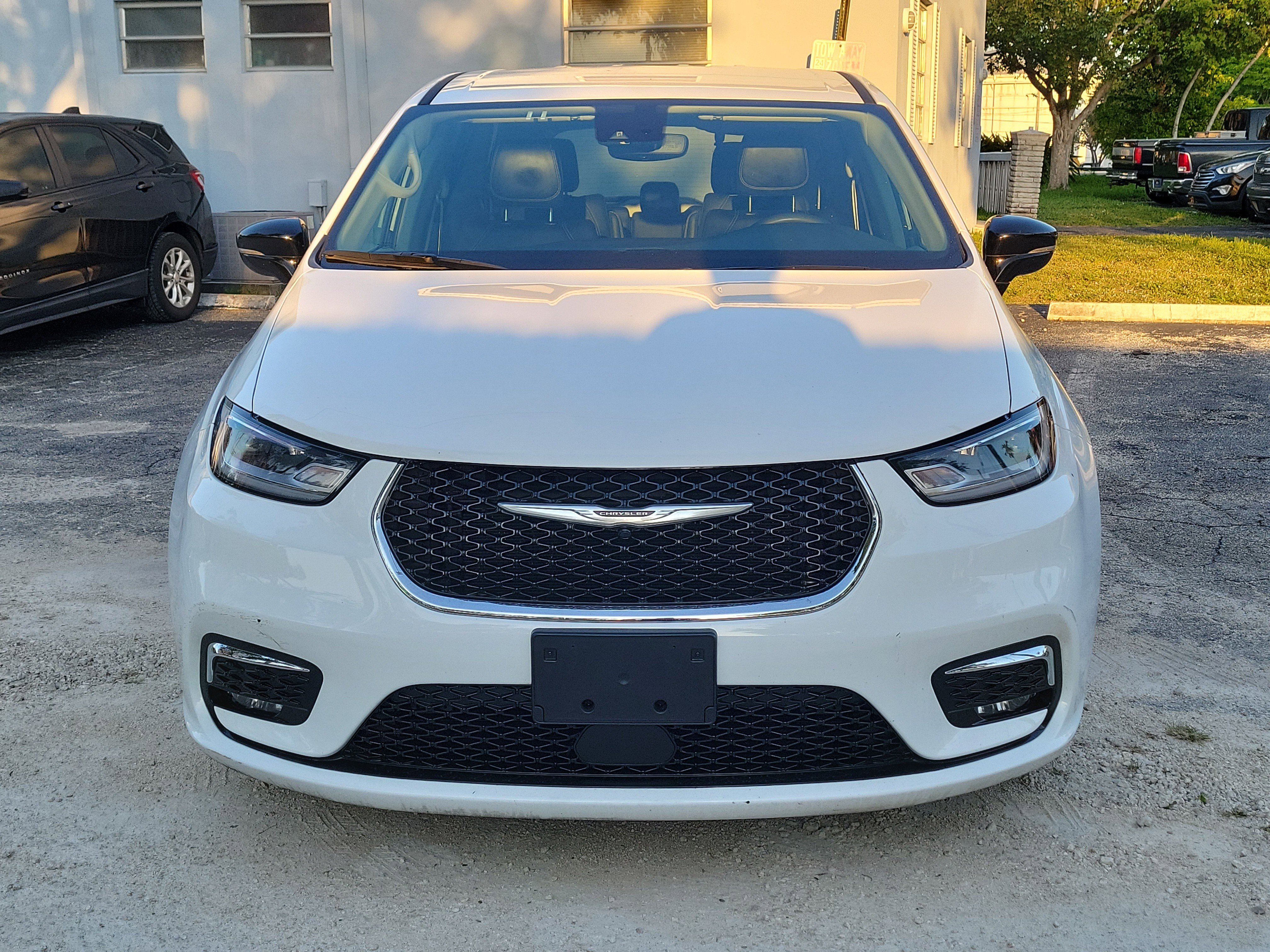 Used 2024 Chrysler Pacifica Select image 2