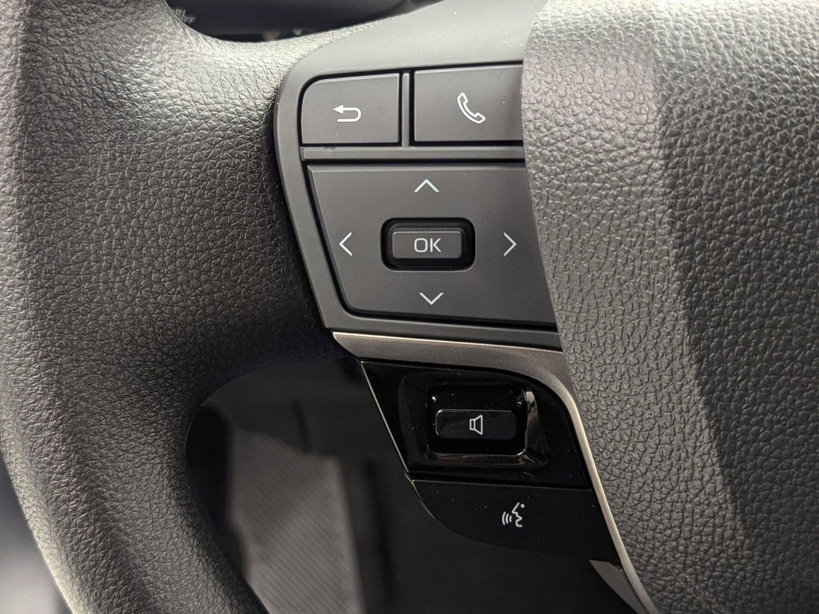 Used 2025 Toyota Camry LE w/ Convenience Package image 12