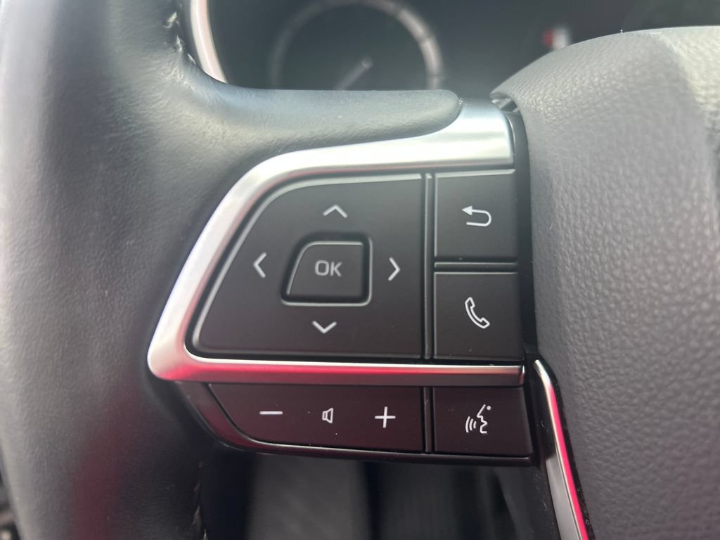 Used 2020 Toyota Highlander XLE AWD/4WD image 18