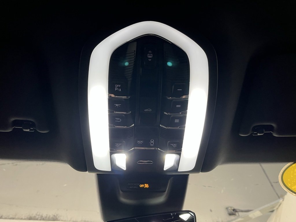 Used 2023 Porsche Macan image 9