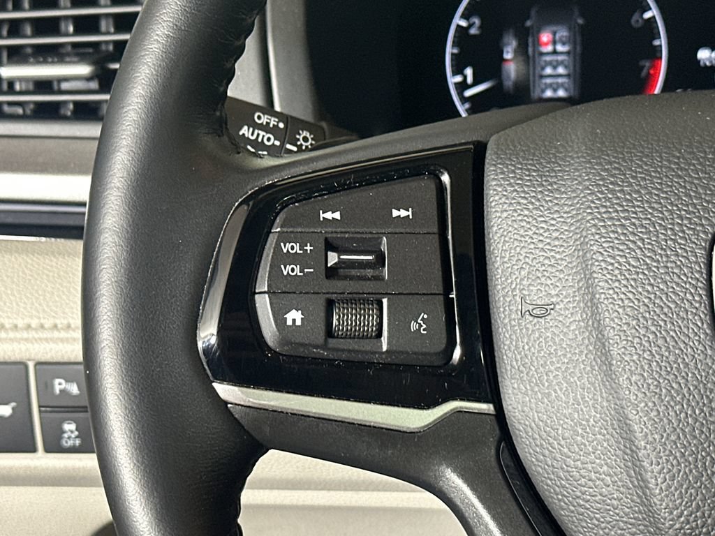 Used 2025 Honda Odyssey Touring image 25