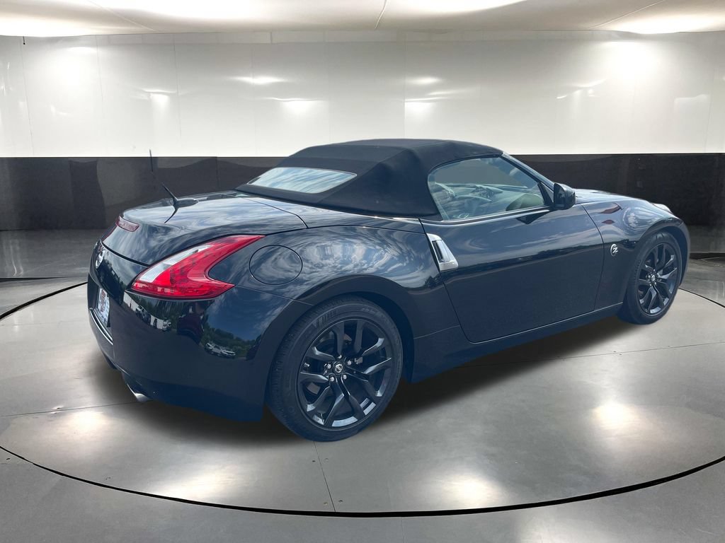 Used 2017 Nissan 370Z Touring RWD image 4