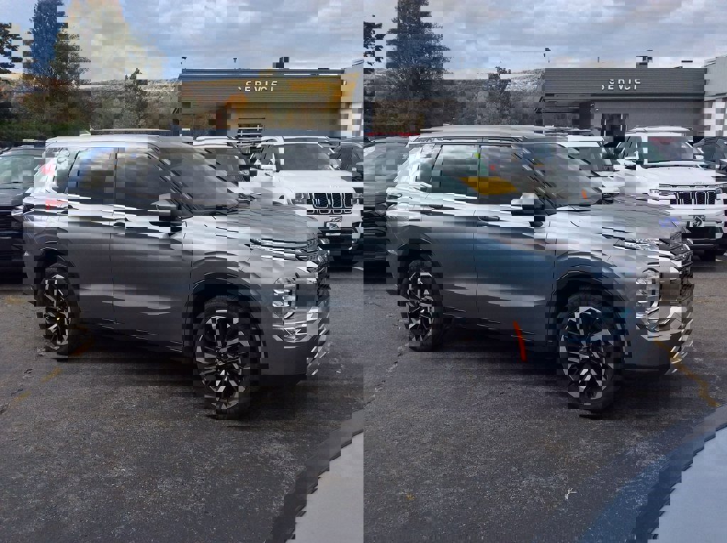 Used 2023 Mitsubishi Outlander SE image 9