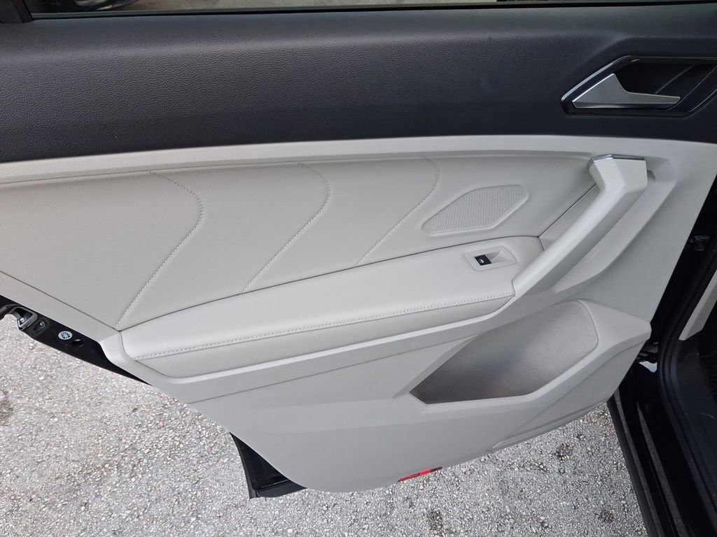 Used 2023 Volkswagen Tiguan SE R-Line image 11