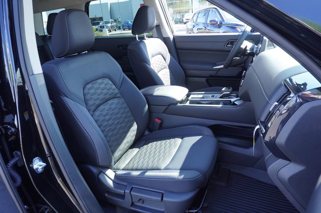 New 2025 Nissan Pathfinder SV image 13