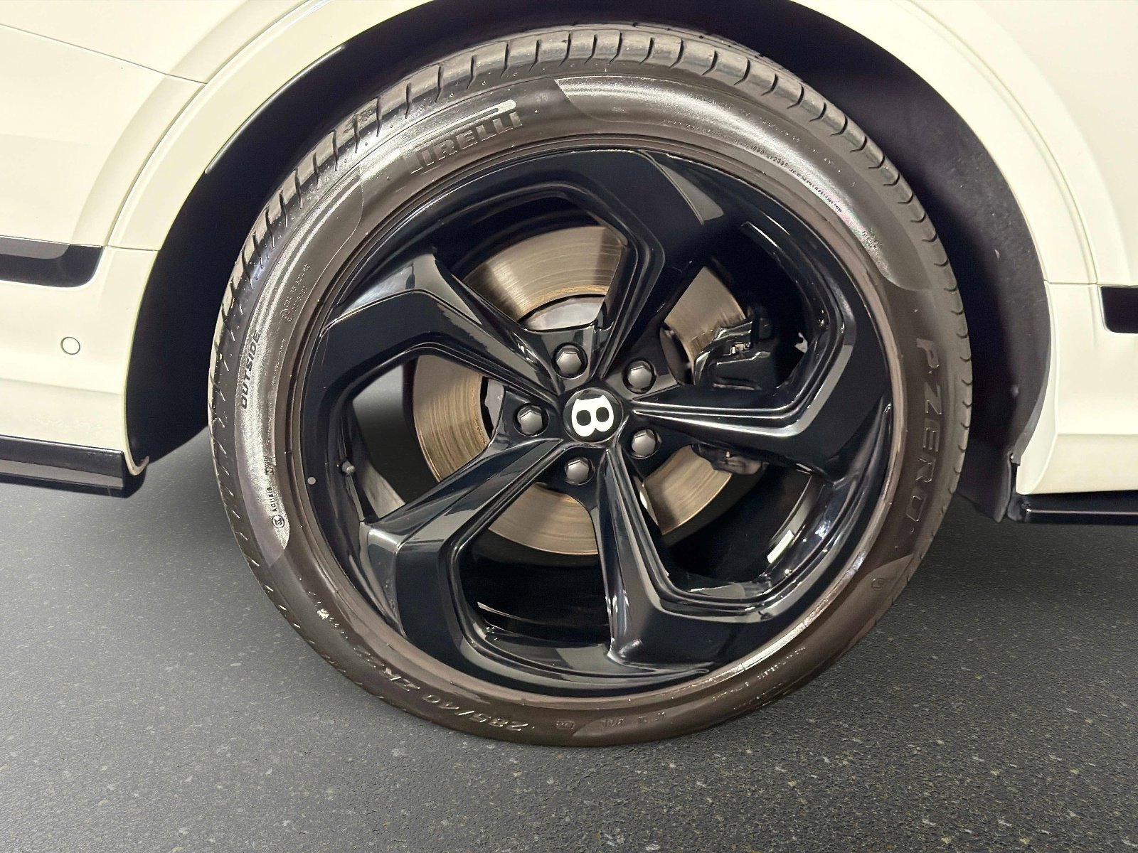 Used 2024 Bentley Bentayga Plug-In Hybrid image 18