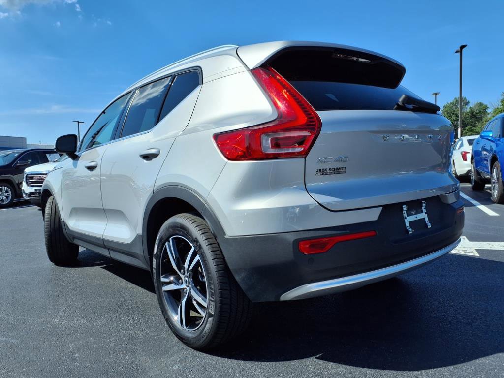 Used 2025 Volvo XC40 B5 Core image 32