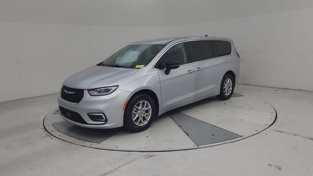 Certified 2024 Chrysler Pacifica Touring-L FWD image 8