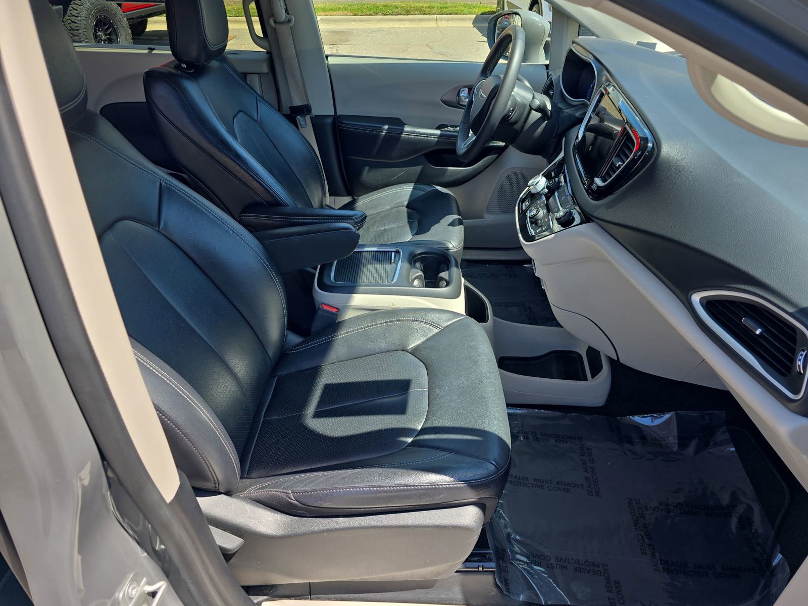 Used 2022 Chrysler Pacifica Touring-L FWD image 10