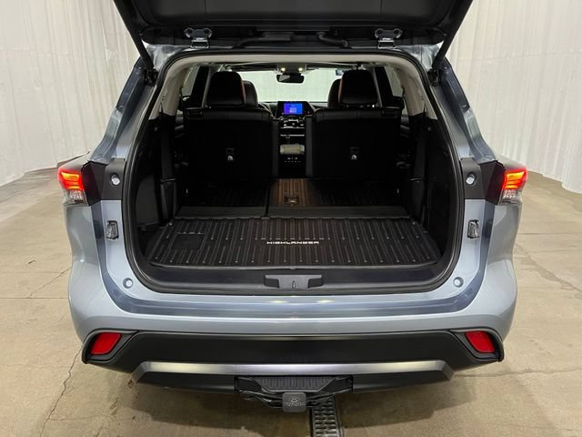 Used 2024 Toyota Highlander XLE AWD/4WD image 13