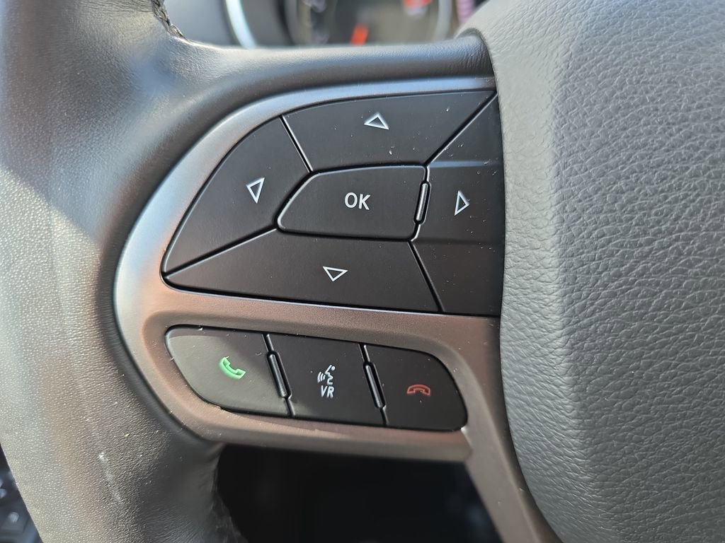 Used 2020 Jeep Cherokee Latitude Plus w/ Cold Weather Group AWD/4WD image 16
